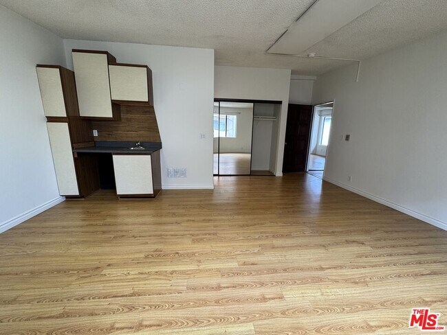 Building Photo - 1252 Barry Ave