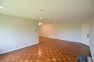 Building Photo - 4028 Ledgewood Dr
