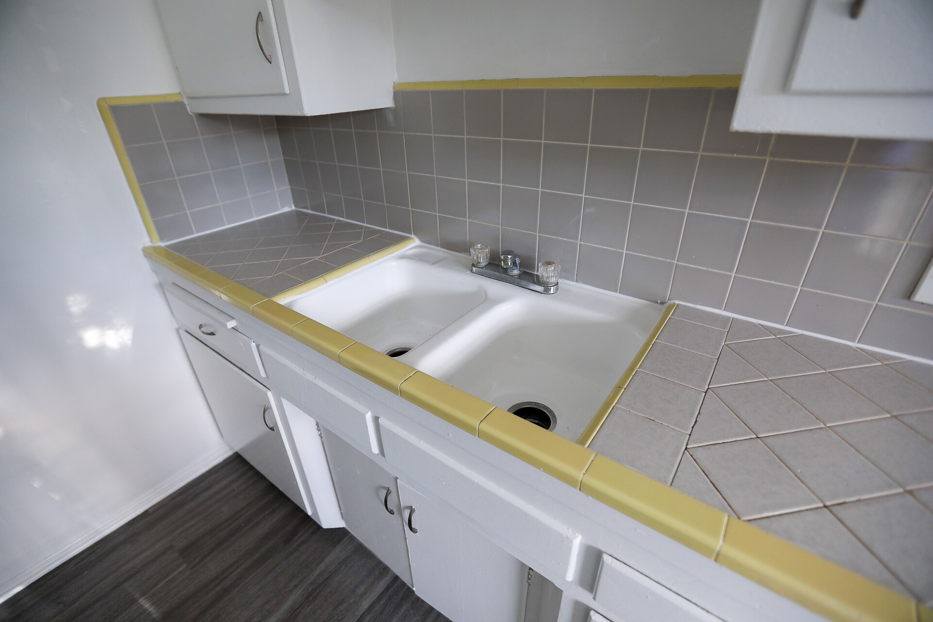 Building Photo - 260 S Sycamore Ave