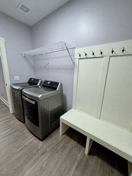 Building Photo - 3082 Charissas Plz