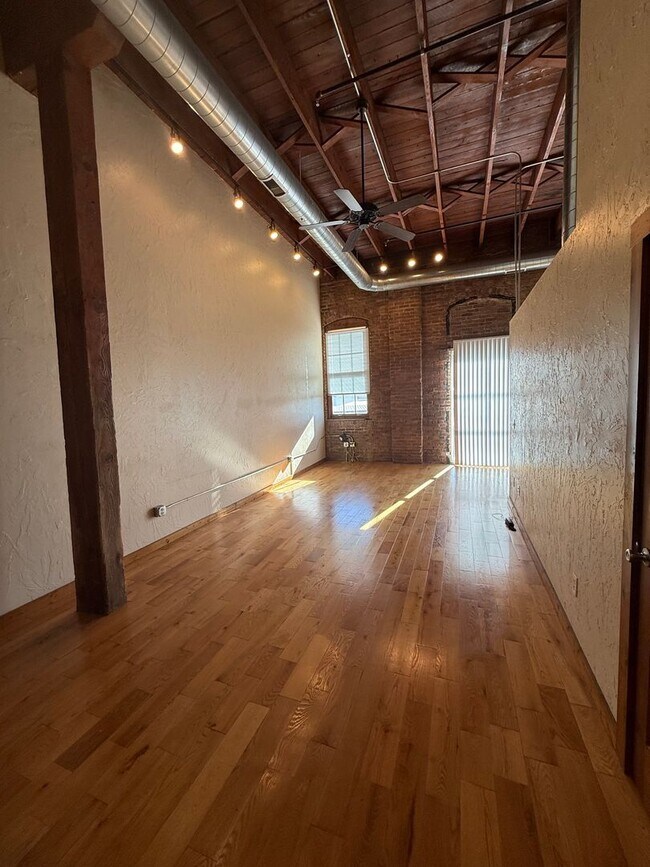 Building Photo - Spacious 1 bedroom 1 bathroom loft AVAILABLE NOW!