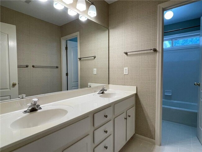 Building Photo - 245 Gladeside Path