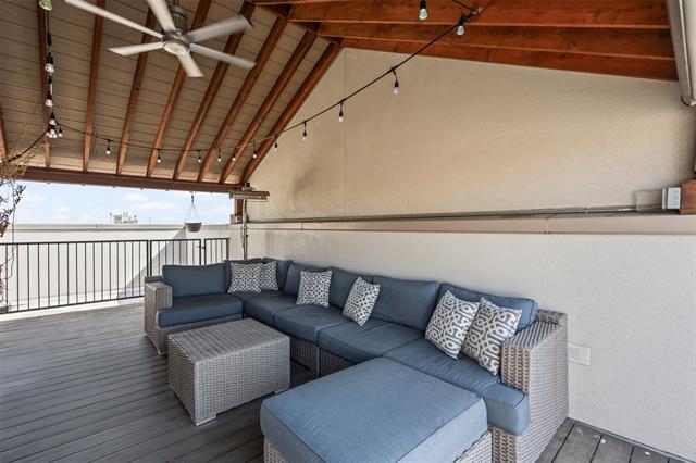 Building Photo - 720 E 1st St