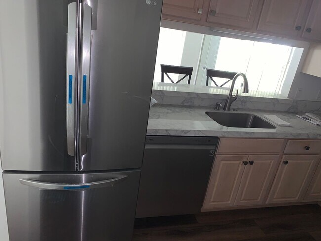 Building Photo - BEAUTIFUL 2 BED CONDO IN HEART OF LIVONIA