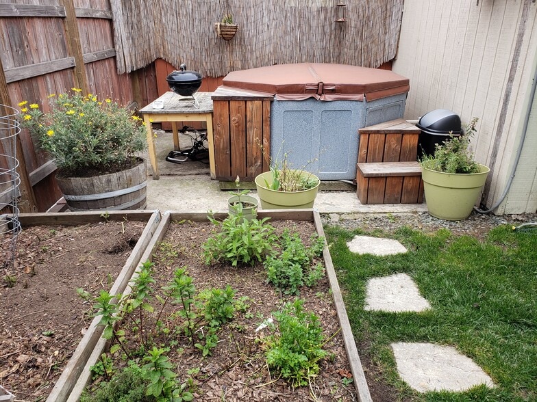 hot tub - 2144 Bonar St