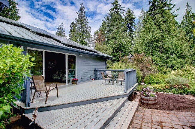 Building Photo - Lovely Clinton Home with Great Light and Pet Friendly!