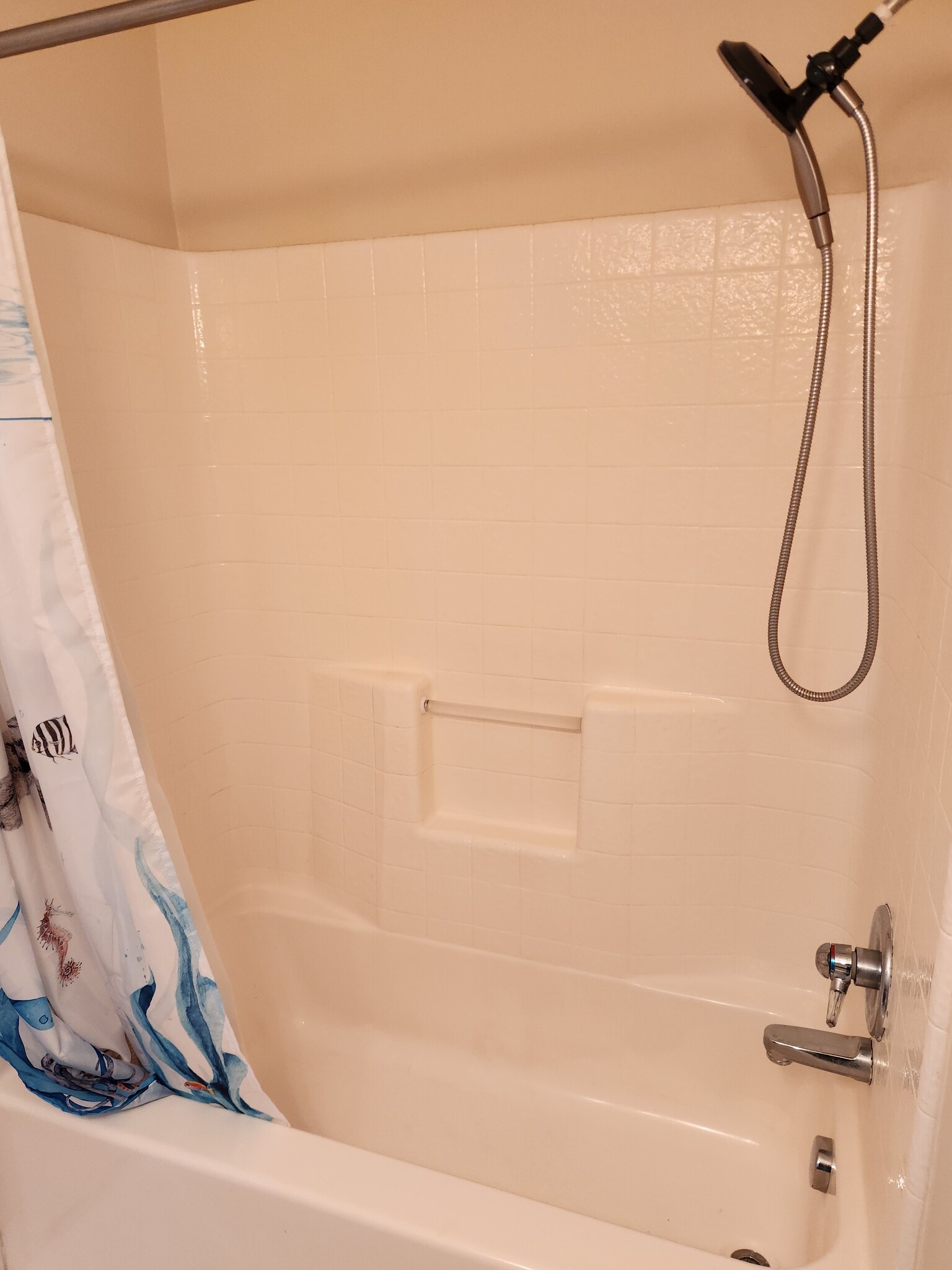 Upstairs bathroom - 815 Porter St