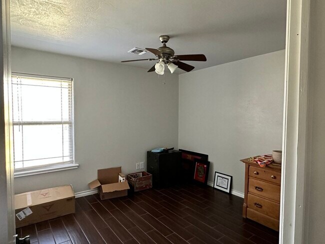 Building Photo - 1205 Alma Dr