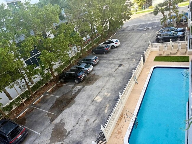 Building Photo - 3000 Riomar St