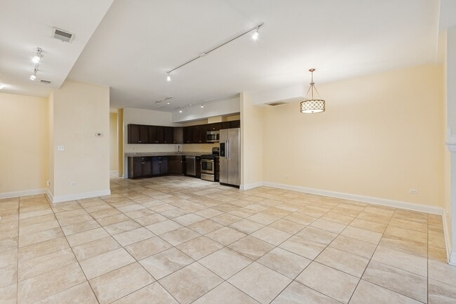 Building Photo - 5758 N California Ave