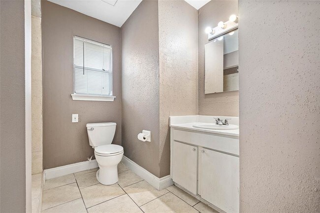 Building Photo - 4910 Honeysuckle Ln