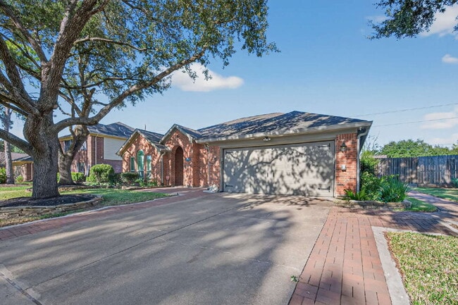 Building Photo - One of a kind home in Katy with large backyard and outdoor Oasis. With nearly 2300 sqft there's p...