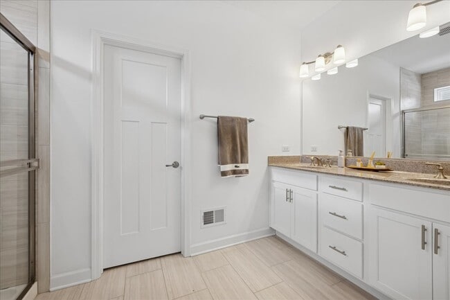 Building Photo - 5 Lake Vista Ct