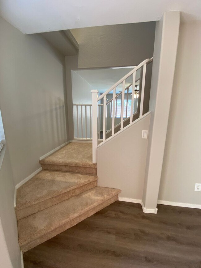 Building Photo - 4 Bedroom, 3 bath, two story with loft in ...