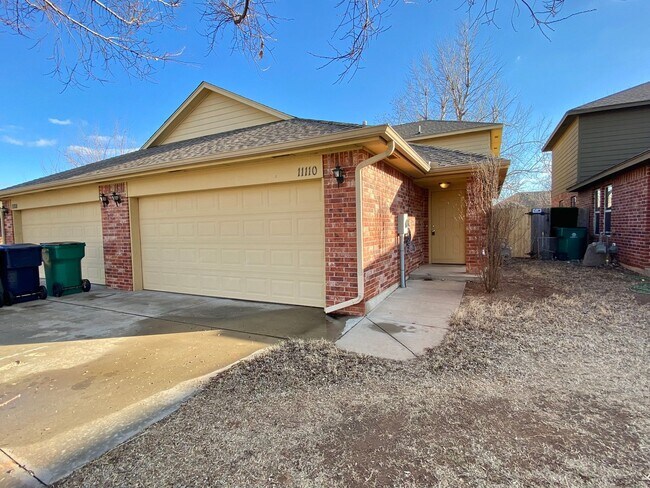 Building Photo - Split Level Yukon Duplex in Gated Communit...