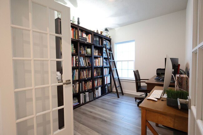 Building Photo - 4 Bedroom, 4 Bath Home w/Backyard Heated Pool overlooking Pearl's Fen