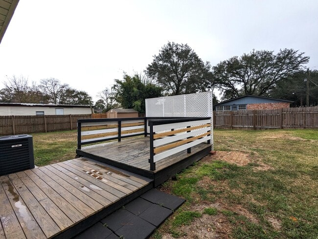 Building Photo - 1010 Pinetree Rd