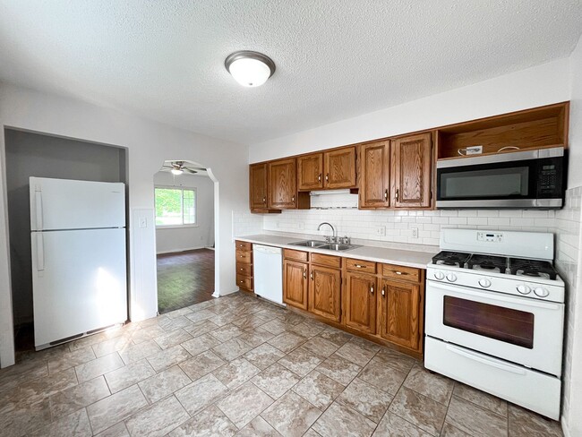 Building Photo - 3 bedroom maumee schools