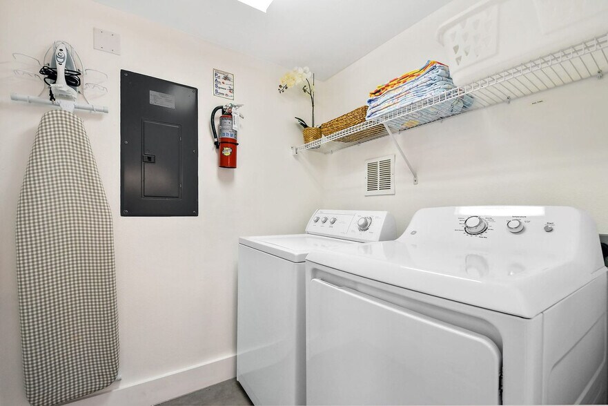 Building Photo - 139 Pompano Beach Dr