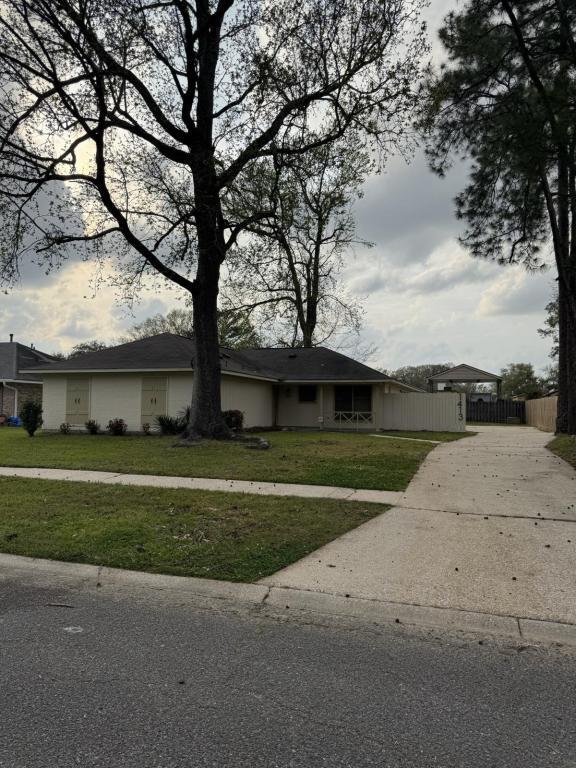 Building Photo - 1413 Briarhurst Dr