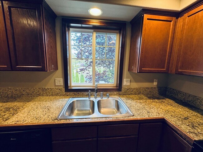 Building Photo - 3 Bed, 2.5 Bath PLUS Bonus Room