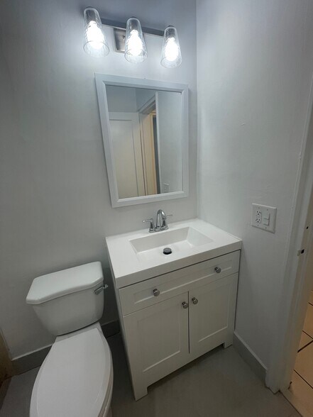 Building Photo - 2510 SW 27th St