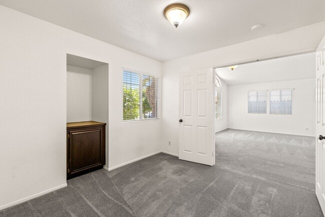 Building Photo - 4BD/2BA Ranch Style Home w/Private Yard, 2...