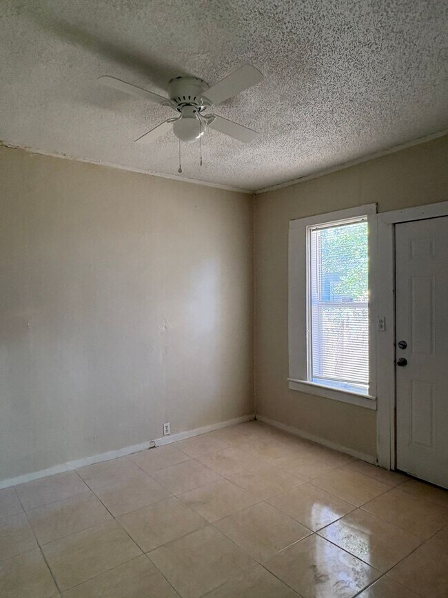 Building Photo - Single family home 5bed/3bath $1800/month ready now!