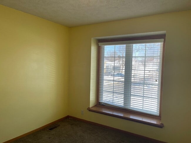 Building Photo - Home For Rent Bellevue.