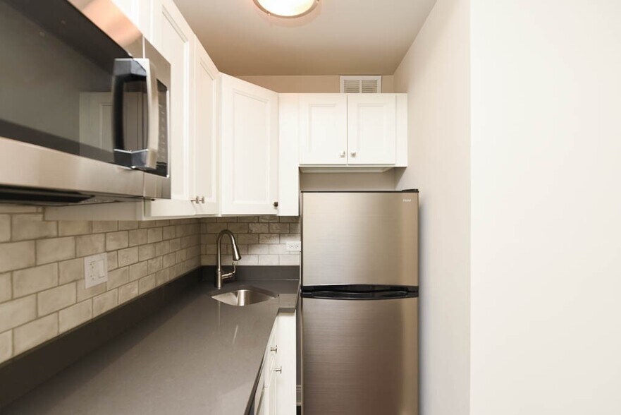 Building Photo - 640 W Wrightwood Ave