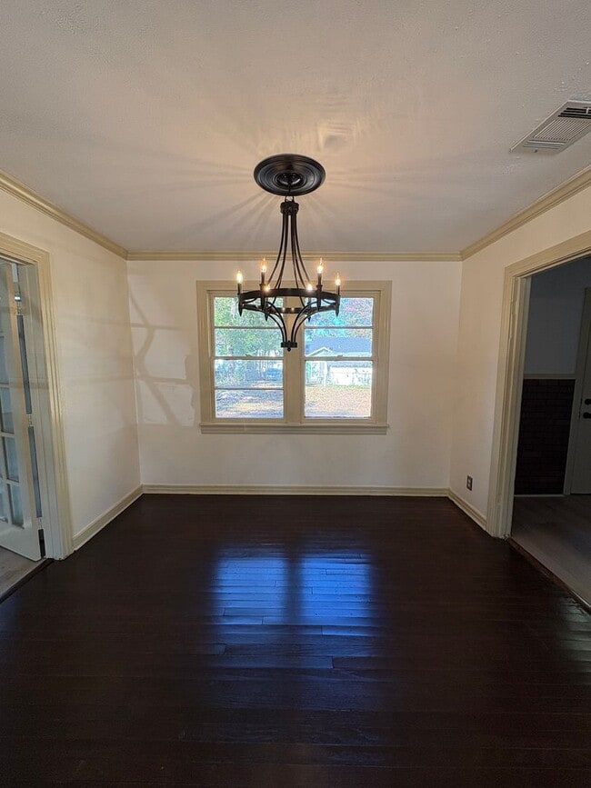 Building Photo - Beautiful 4 bedroom/ 2 bath home with Central Air&Heat