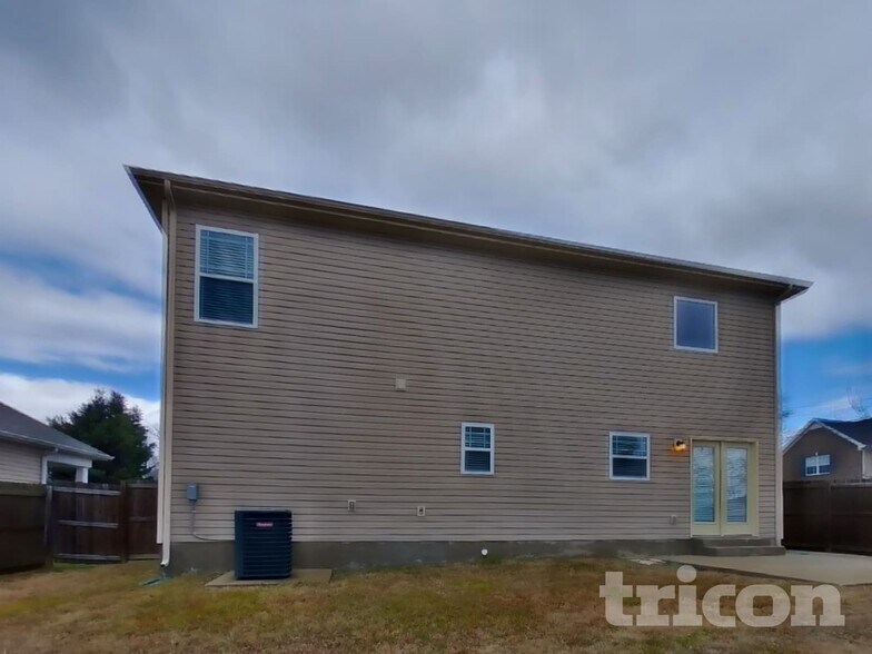 Building Photo - 1301 Rainglen Cove