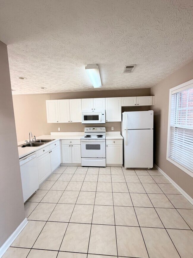 Building Photo - 1477 N Donahue Dr