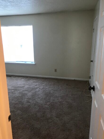 Building Photo - 5353 Grand Lake Cres