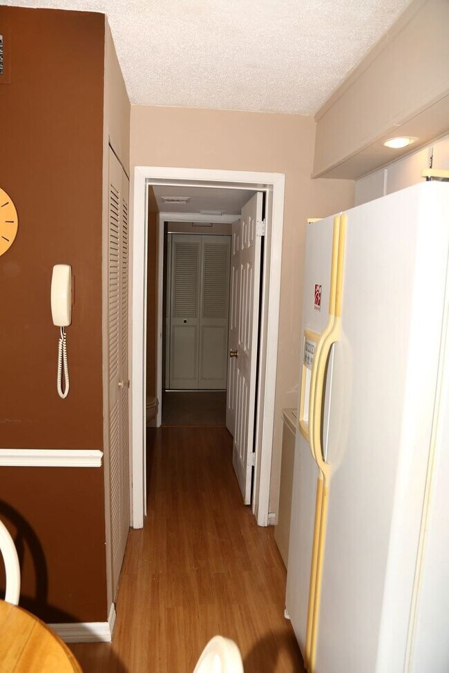 Building Photo - 1/1 first floor condo with community pool near Azalea Park