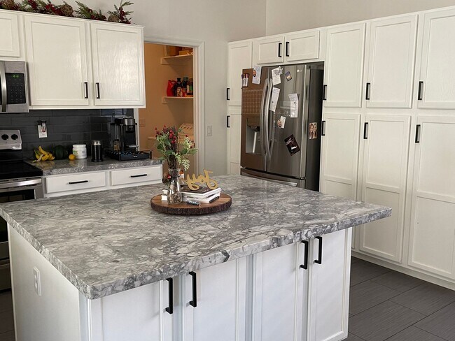 Building Photo - PRIVATE POOL, ADORABLE 3 Bedroom/2 Bath in Dobson Place