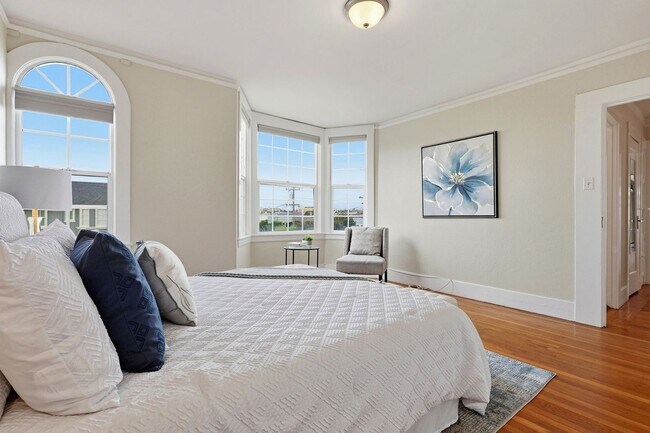 Building Photo - Charming Seacliff Top Floor Condo Unit with views of Golden Gate Bridge!