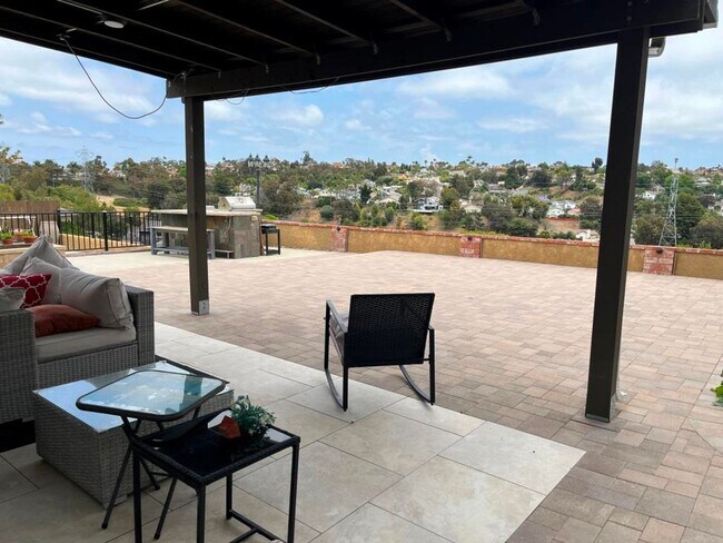 Building Photo - 4Bed/2Bath Just East of El Camino in Carls...