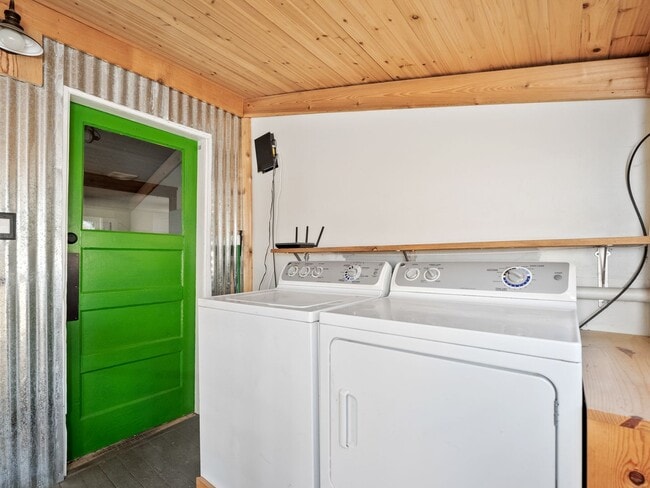 Building Photo - Adorable, fully updated 1-bdr/1-bath Milwa...