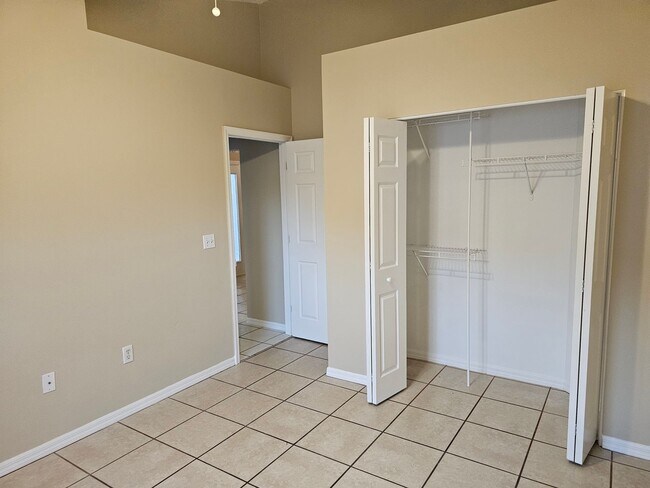 Building Photo - 627 25th Dr E