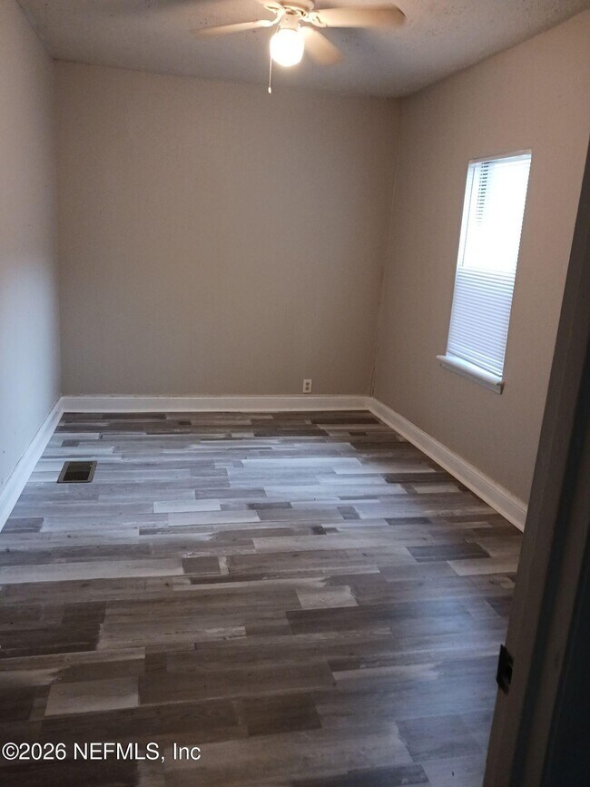 Building Photo - 2027 W 12th St