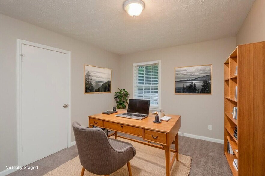 Building Photo - 990 Woodbridge Dr NE