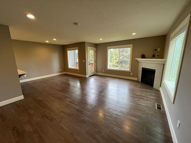Building Photo - Spacious Townhome Style Duplex Unit