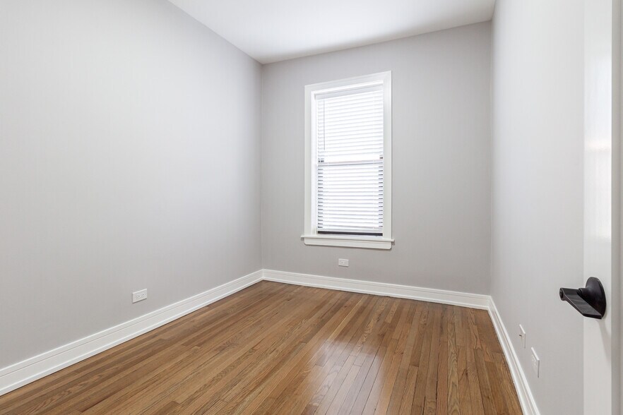 Building Photo - 3830 N Wilton Ave