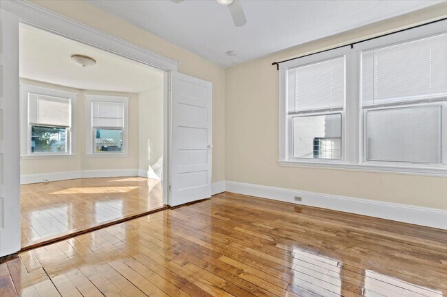 Building Photo - 52 Roslyn St