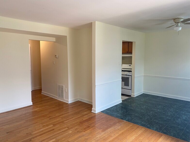 Building Photo - 567 W Diamond Ave