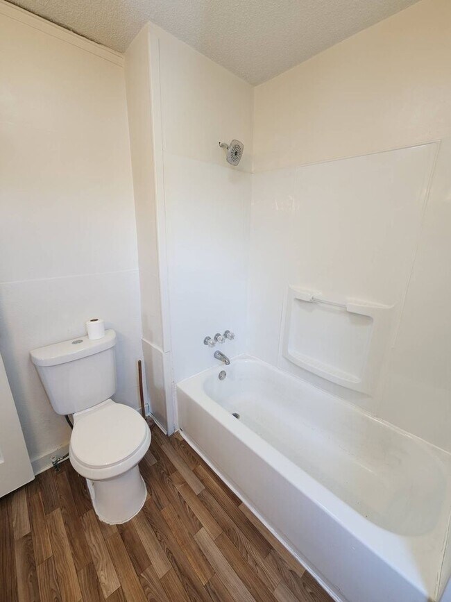 Building Photo - Charming 3-Bedroom Property in Prime Location