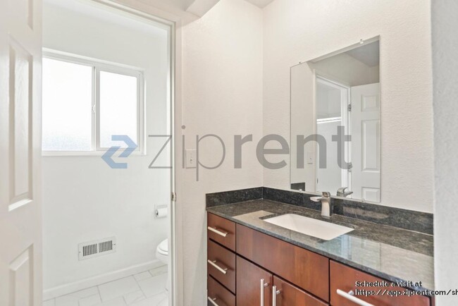 Building Photo - 808 Tremont Ct