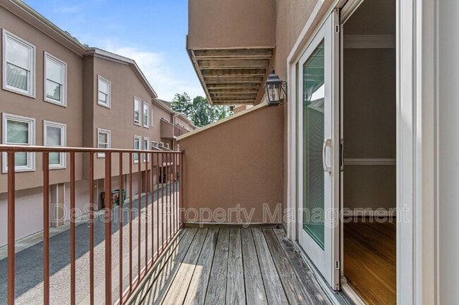 Building Photo - 3011 Woodlawn Dr