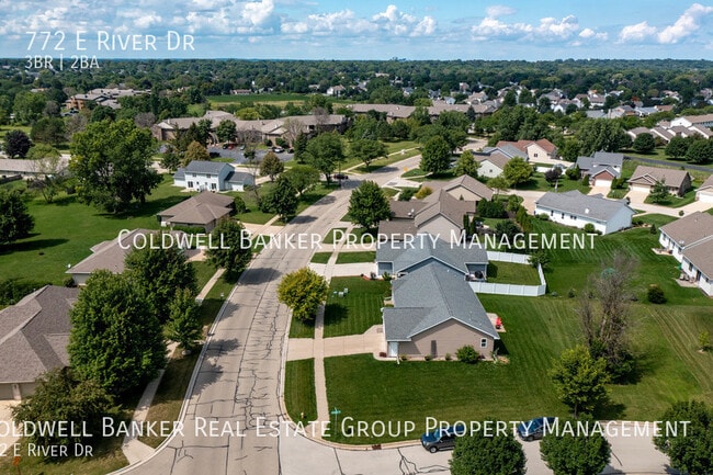 Building Photo - 772 E River Dr
